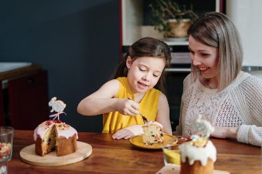 madre-con-niña-tarta