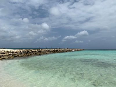 Camino de piedras en el mar de Aruba